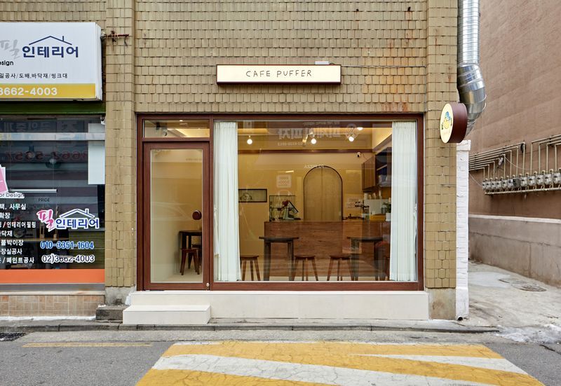 세련된 카페 외부 인테리어