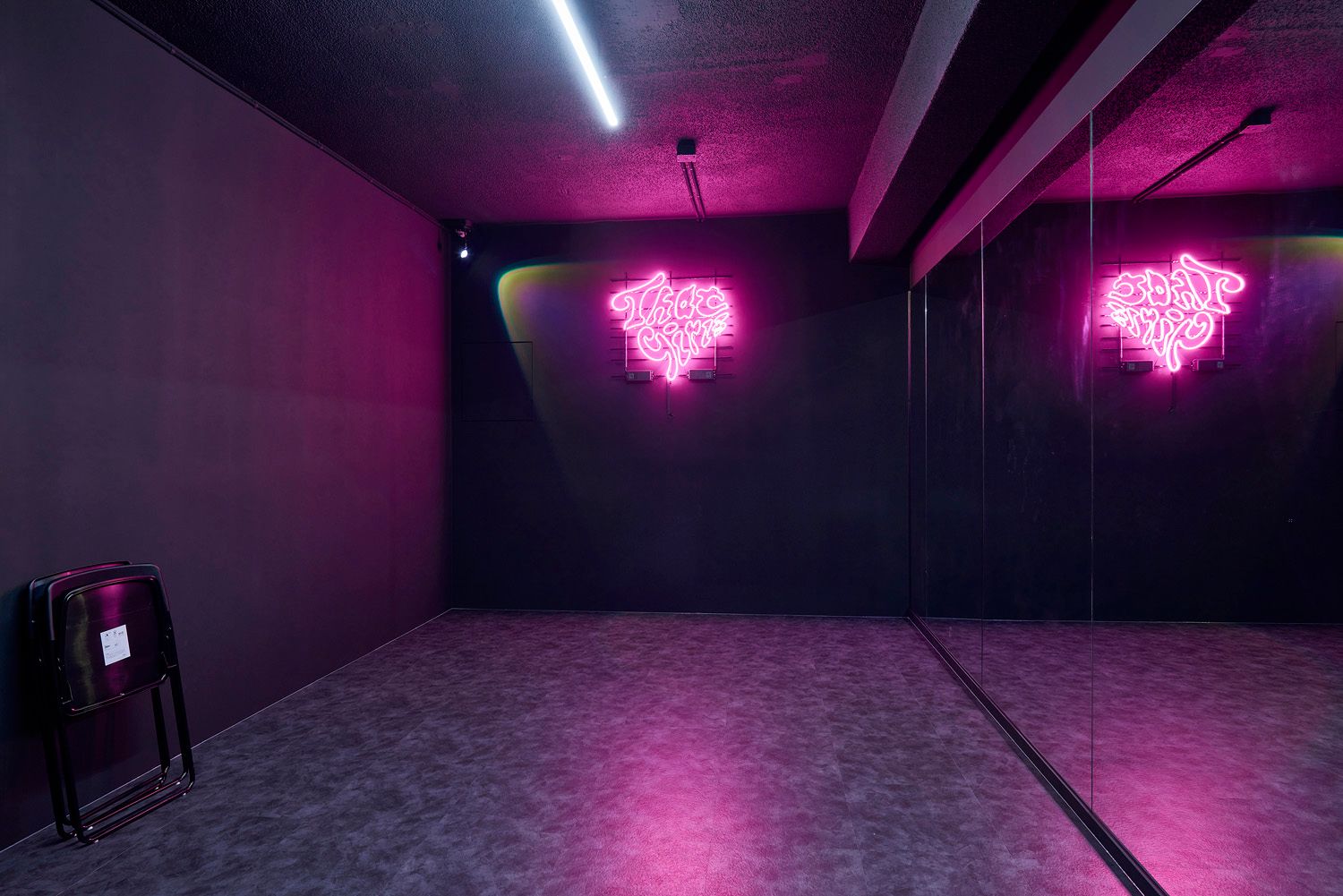 댄스학원 인테리어 - 트렌디한 무드 SNS 숏폼 최적화 된 댄스 연습실 포인트