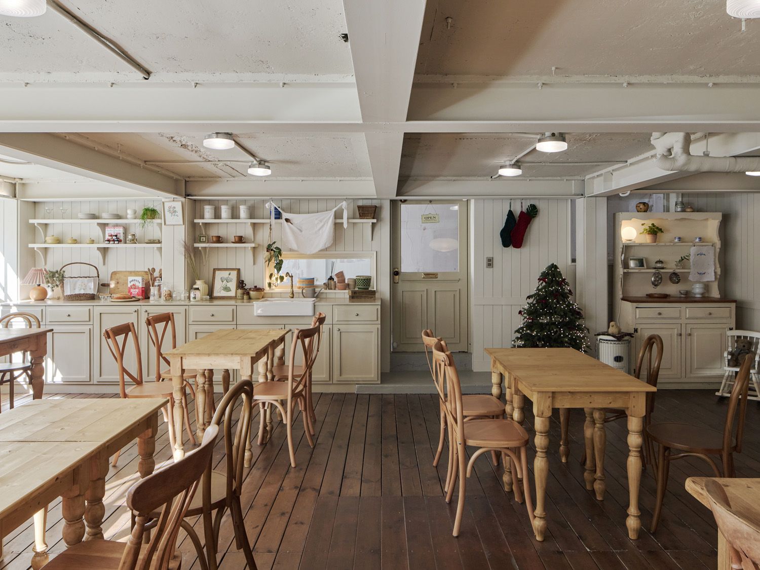 식당 술집 카페 창업 팁 - 강마루 원목 목재 마루 타일 감성있는 인테리어 마감재