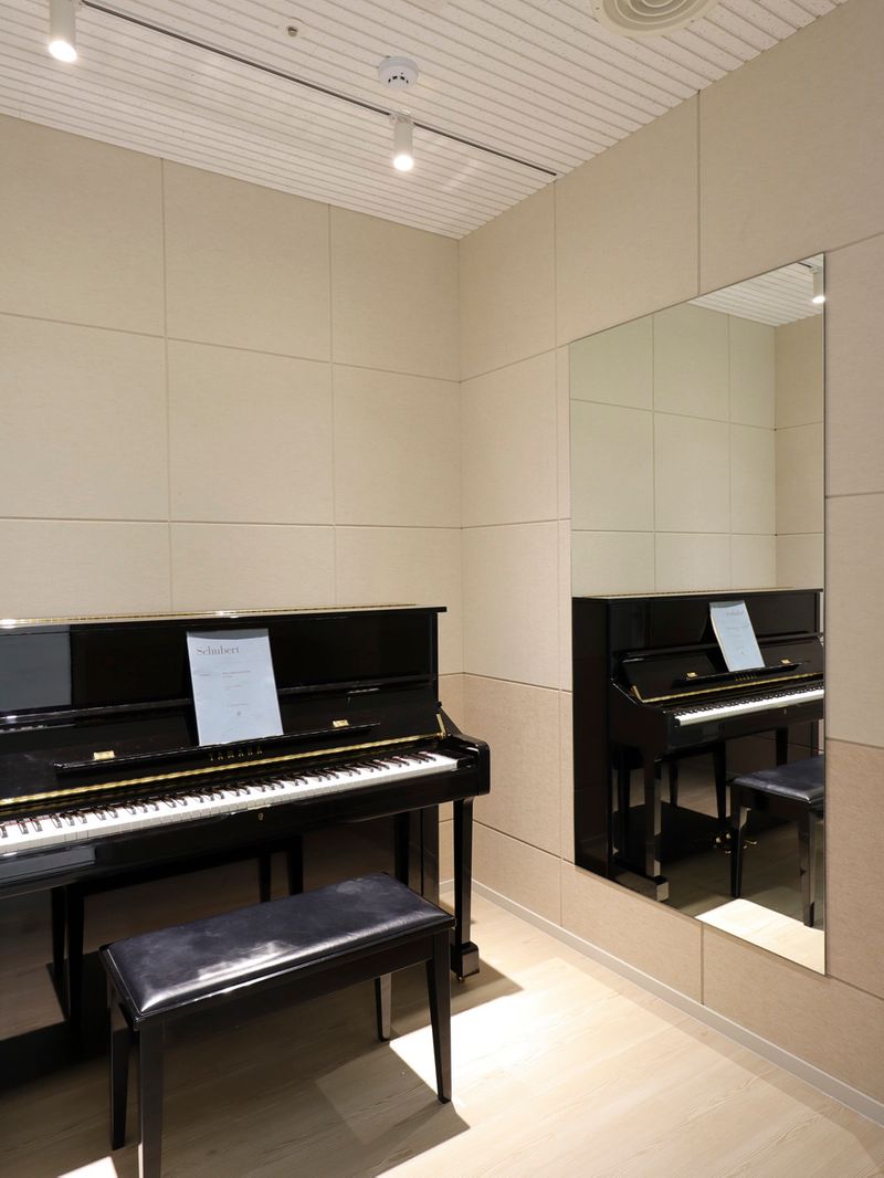 피아노 스튜디오 레슨실 거울
